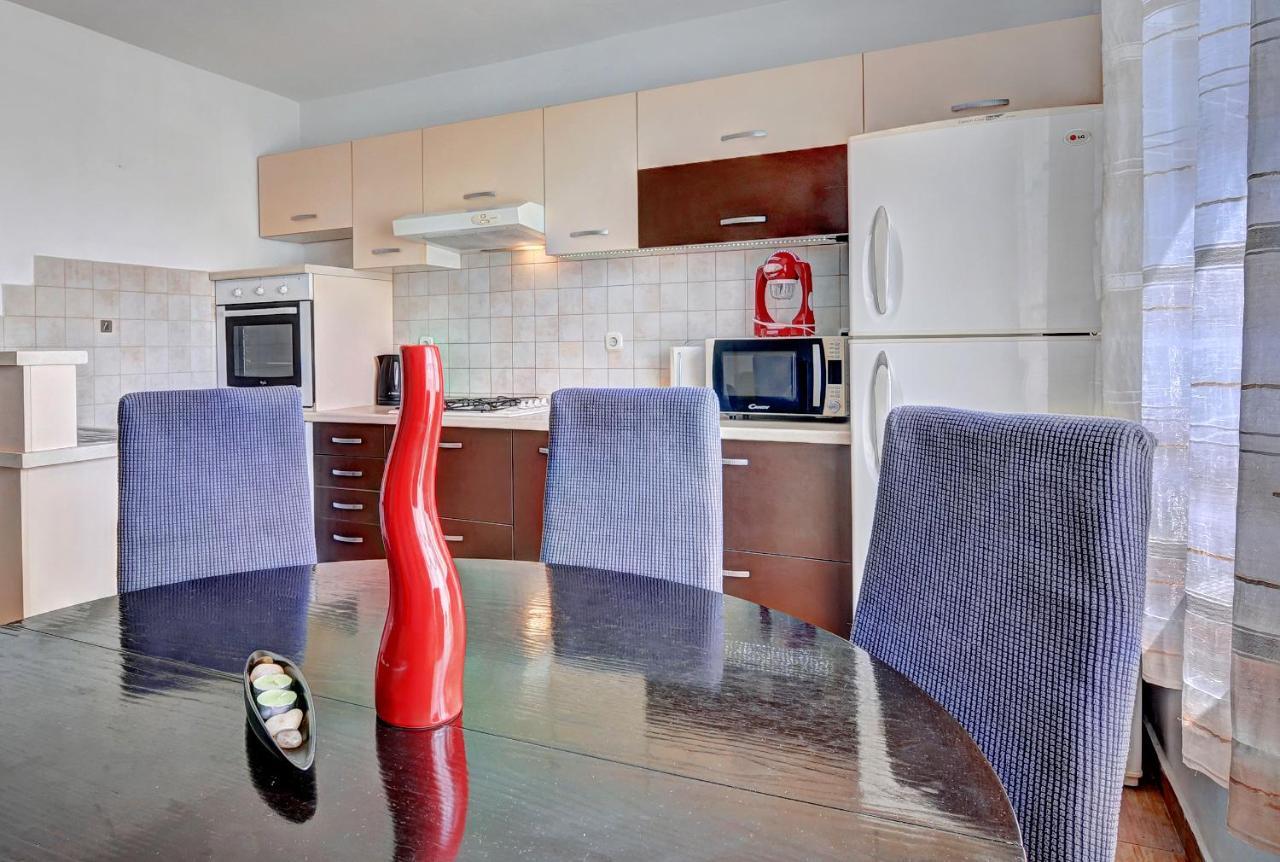 Lina Apartment Pula Exterior photo