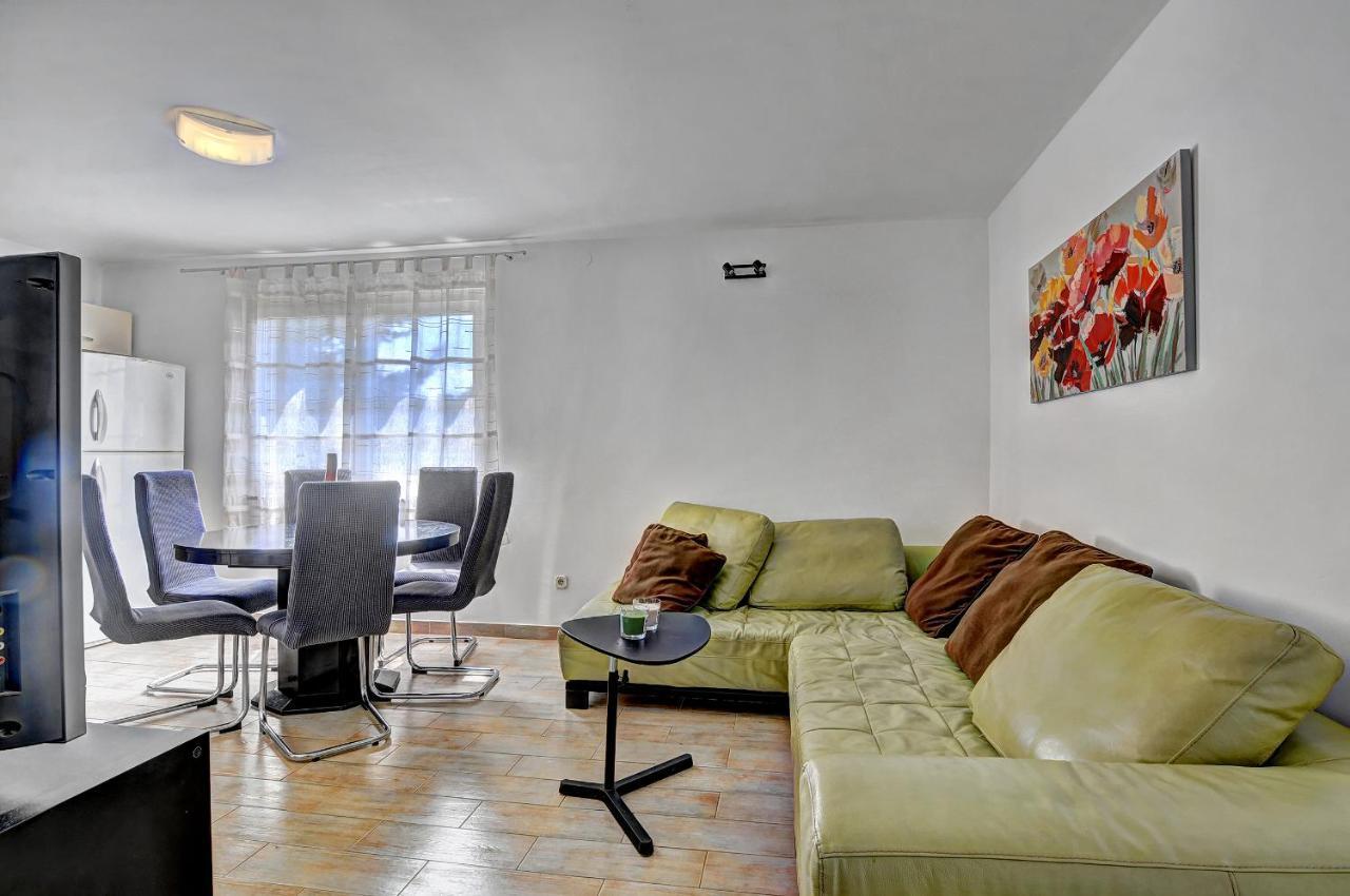 Lina Apartment Pula Exterior photo