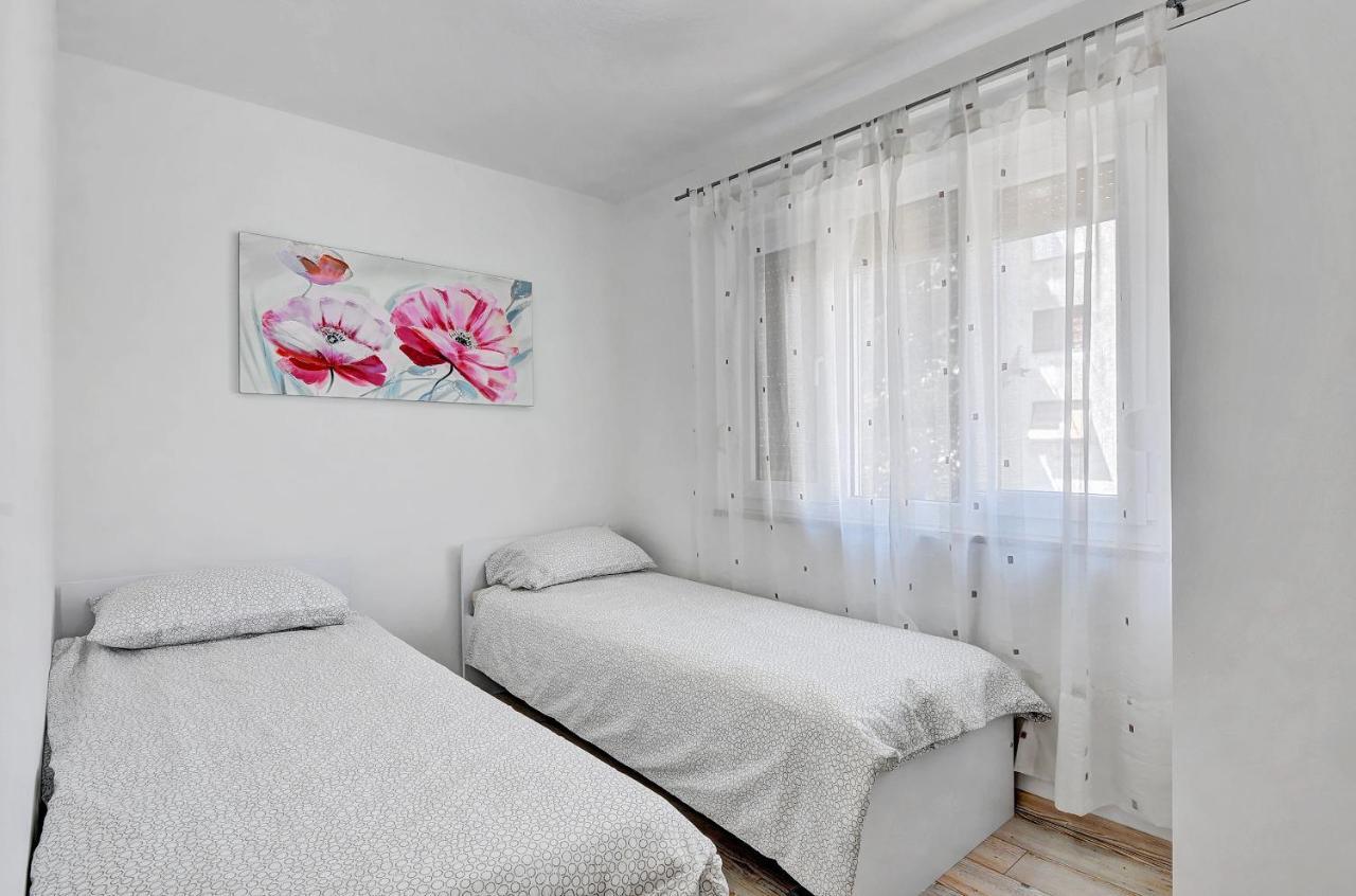 Lina Apartment Pula Exterior photo