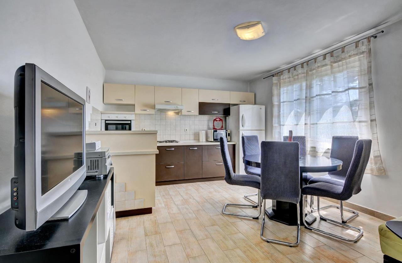 Lina Apartment Pula Exterior photo